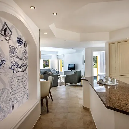 Aldeamento Turístico Four Seasons Fairways 4*